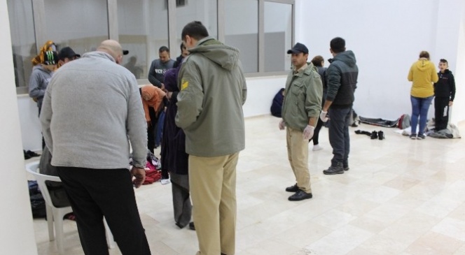 Didim'de mültecileri taşıyan tekne alabora oldu