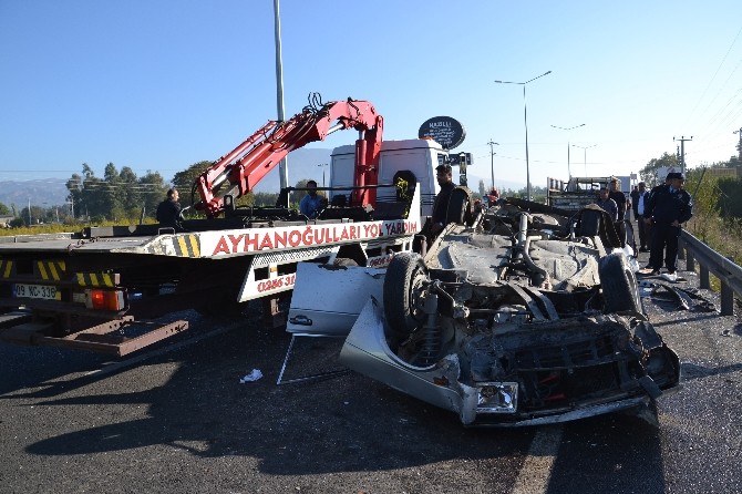 Kamyonet ile otomobil çarpıştı: 3 yaralı