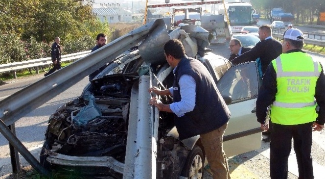 Bariyer araca ok gibi saplandı: 2 yaralı