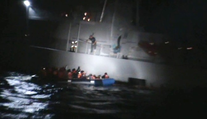 Yunan donanması Ege'de mülteci botunu batırdı