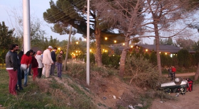 Otobüsün çarptığı otomobil tarlaya uçtu