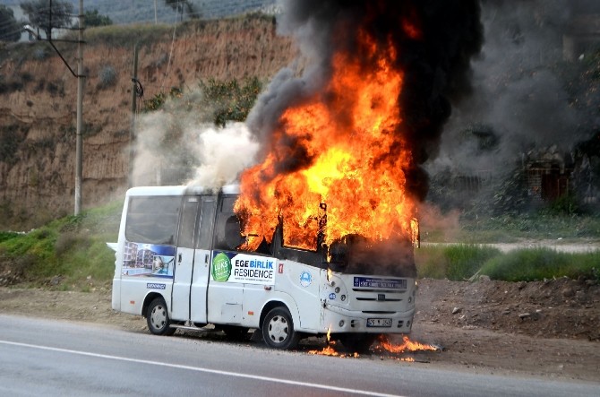 Söke’de yolcu minibüsü cayır cayır yandı