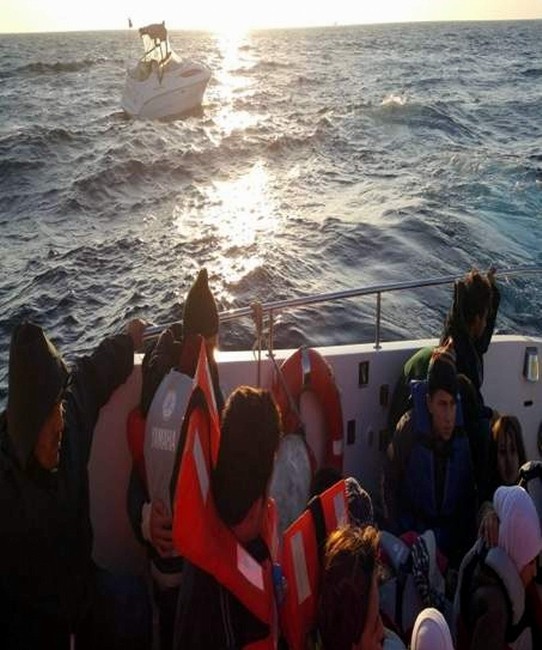 Göçmen bebeğin cansız bedeni sahile vurdu