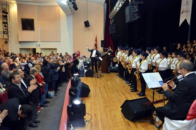 İzmirli sanatseverler Özel Başak Koleji'ni ayakta alkışladı