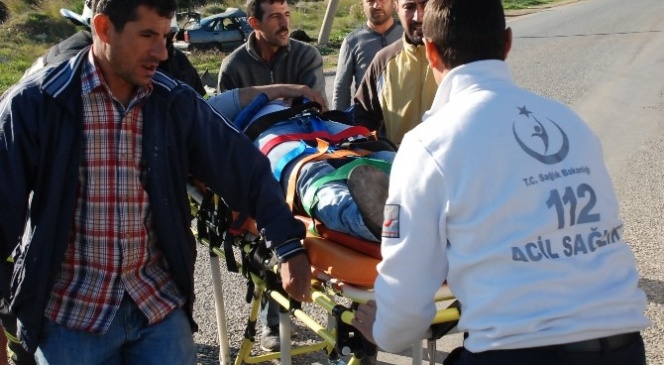 Direksiyon hakimiyetini kaybeden sürücü direğe çarptı