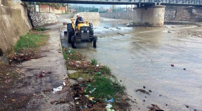 Germencik Belediyesi İl Çayı'nı temizledi