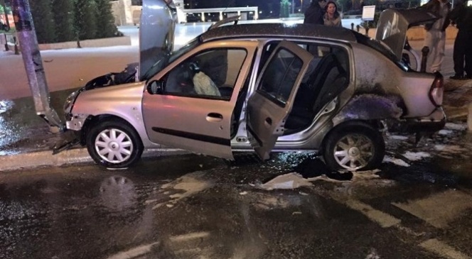 Aydınlatma direğine çarpan araç alev aldı