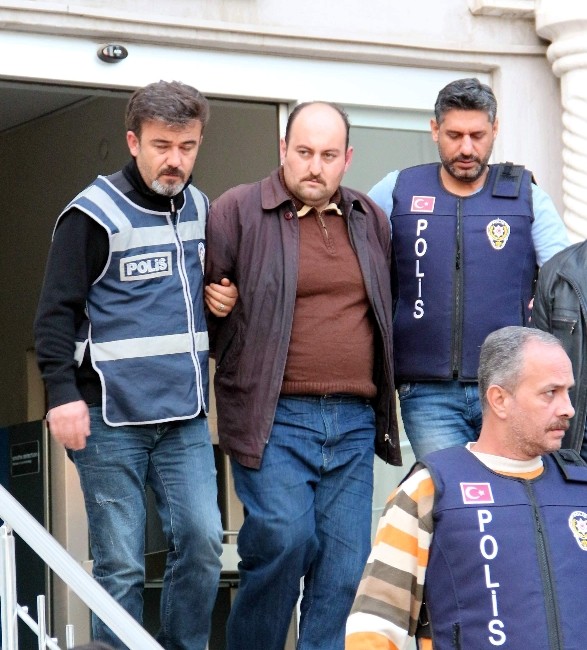 İki çocuğu ile eşini keserek öldüren katil zanlısı önce köfte ekmek yedi sonra hakim karşısına çıktı