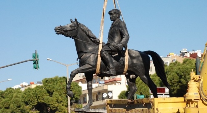 Atatürk heykeli yenisiyle değiştirilecek