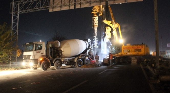 Trafik çilesinin bir an önce bitmesi için çalışmalar gece de devam ediyor