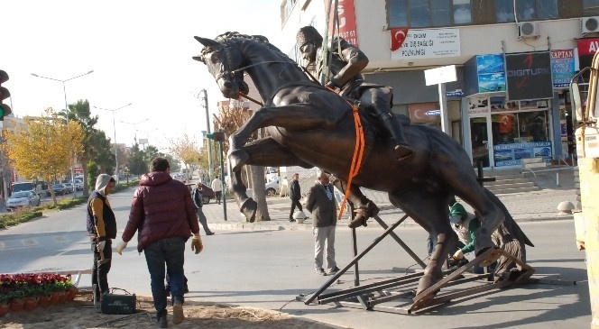 Didim'de yeni Atatürk heykeli yerini aldı