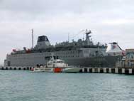 Askeri gemiye ziyaretçi akını