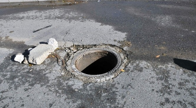 Hırsızlar yoldaki logar kapağını bile çaldılar