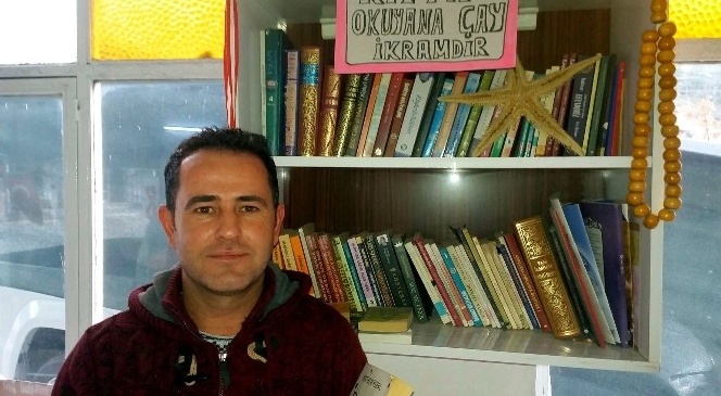 Kitap okuyana çaylar ikramımız