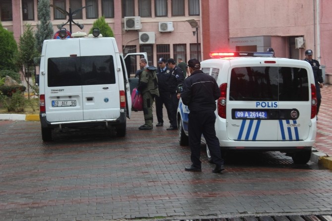 Unutkan öğrencinin hastane girişine bıraktığı çanta polisi alarma geçirdi.
