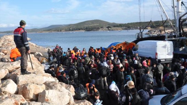 Batmak üzere olan teknedeki 208 kaçağı Sahil Güvenlik kurtardı
