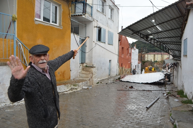 SÖKE'DE FIRTINA VE YAĞIŞ ÇATILARI UÇURDU, AĞAÇLARI DEVİRDİ