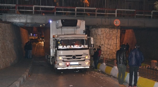 Her şeyi denedi ama kamyonu sıkıştığı yerden çıkaramadı