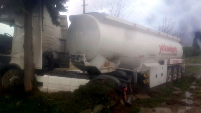 Söke’de akaryakıt tankeri kaza yaptı