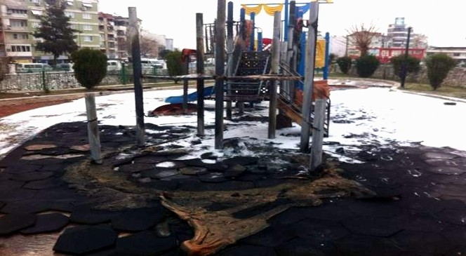 Oyun parkını yakan 3 çocuk yakalandı