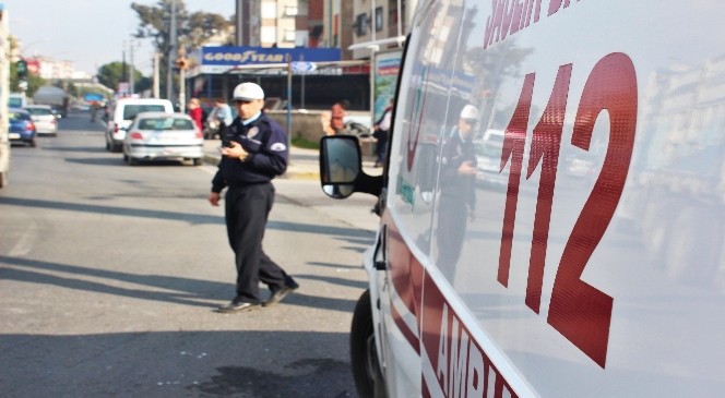 Alkollü sürücü ambulansa çarptı!