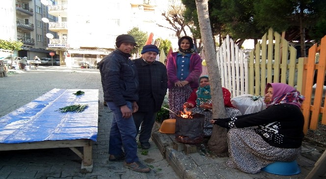 Pazarcılar soğukta ateş yakarak ısınıyor