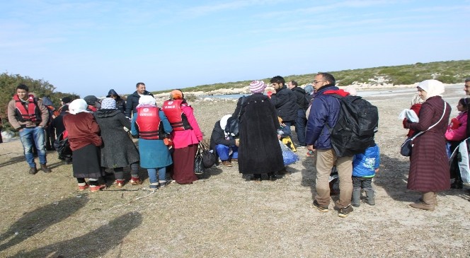 Didim'de göçmenlerin bıraktıkları eşyalar Belediye tarafından imha ediliyor