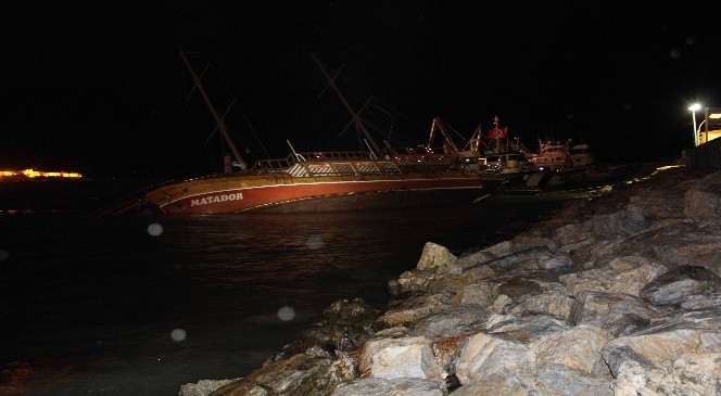 Kuşadası'nda Gezi Teknesi battı