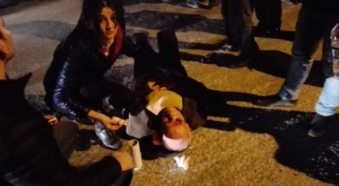Yaşlı adam ile O'nu yoldan karşıya geçirmek isteyen şahıs yaralandı