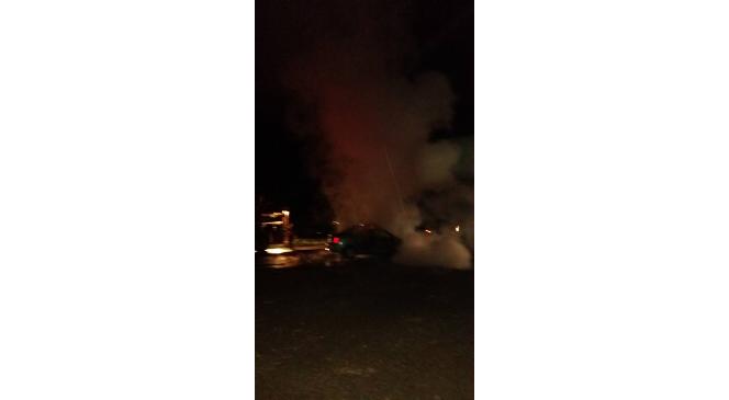 Motoru yanan araç alev topuna döndü
