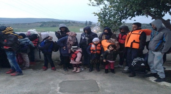 Botları arızalanan mültecileri jandarma kurtardı