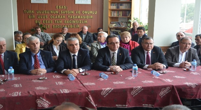 CHP'li Bülent Tezcan Söke'de partilileriyle bir araya geldi