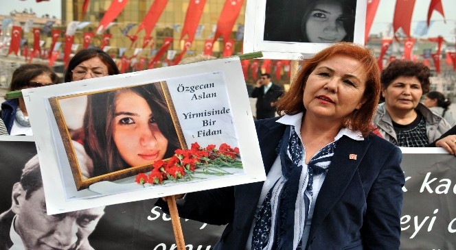 Aydın'da CHP'li kadınlardan sessiz oturma eylemi