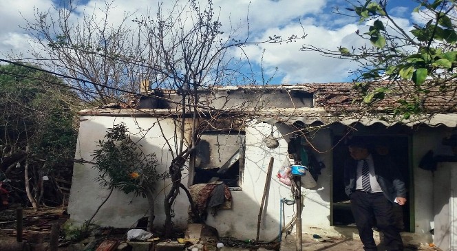 Söke'nin Yeşilköy mahallesindeki yangında ev kül oldu