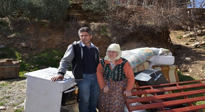 Aydın Büyükşehir Belediyesi evi yanan aileye yardım elini uzattı