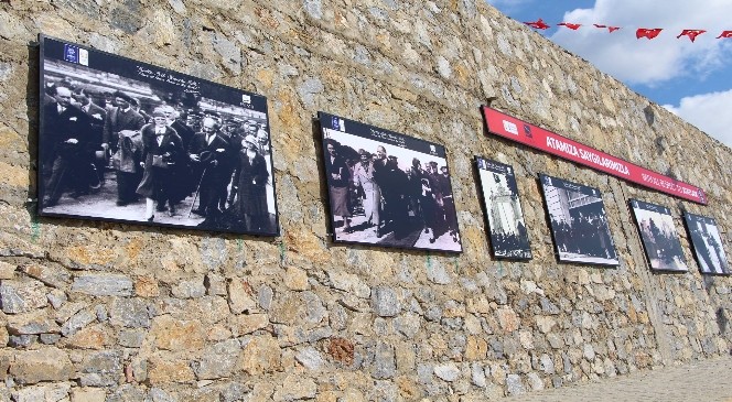 Kuşadası'nda Bulvar duvarında Atatürk Köşesi açıldı