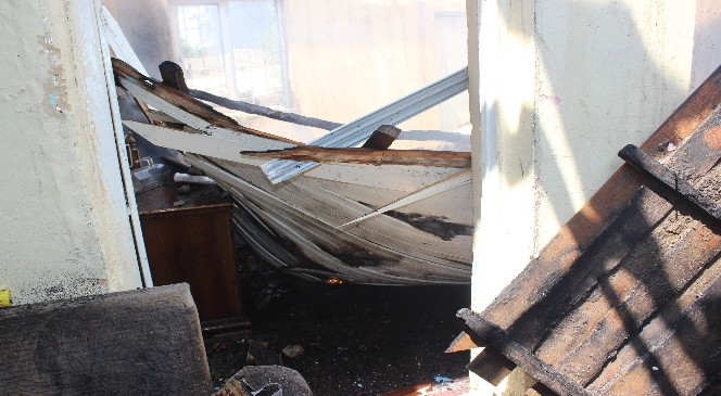 Yangın iki evi kullanılamaz hale getirdi
