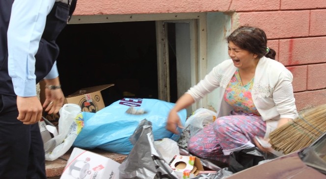 Genç kadın evde biriktirdiği çöplerin alınmaması için uzun süre gözyaşı döktü