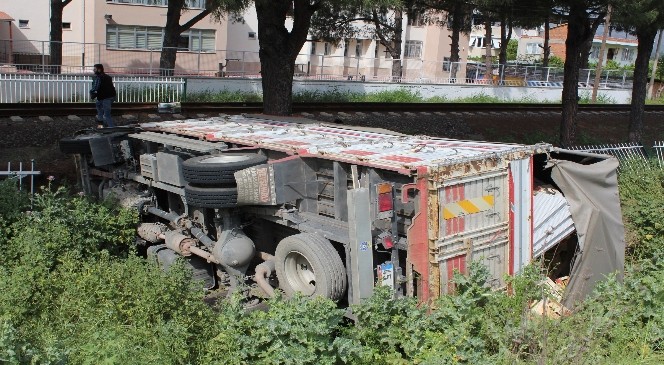 Rüzgardan savrulan kamyon şarampole yuvarlandı