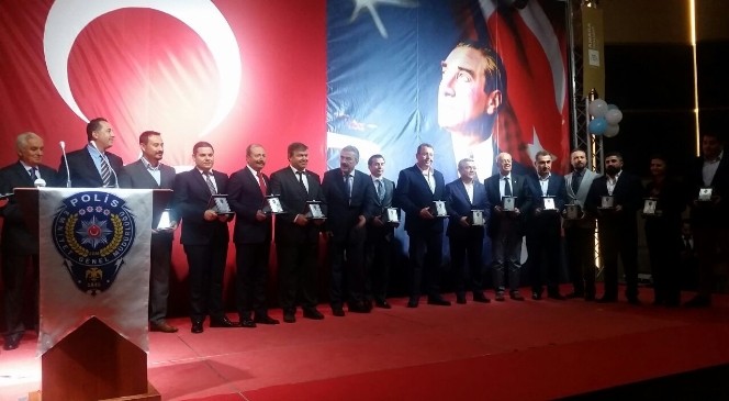 Kuşadası Polisine bağışlarla 10 otomobil alındı