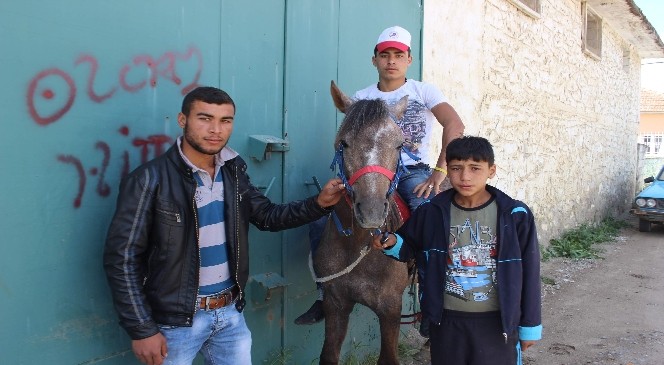 Bu köyün çocuklarının at sevgisi sınır tanımıyor