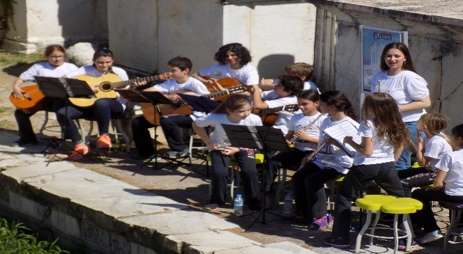 Öğrenciler Afrodisias'ı ezgilerle şenlendirdi