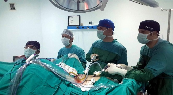 ADÜ'de ilk defa kapalı sağ kalın bağırsak ameliyatı gerçekleştirildi