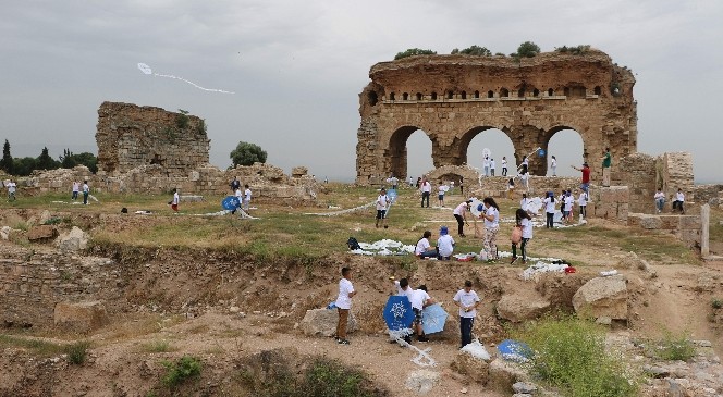 Tralleis semalarını uçurtmalar renklendirdi