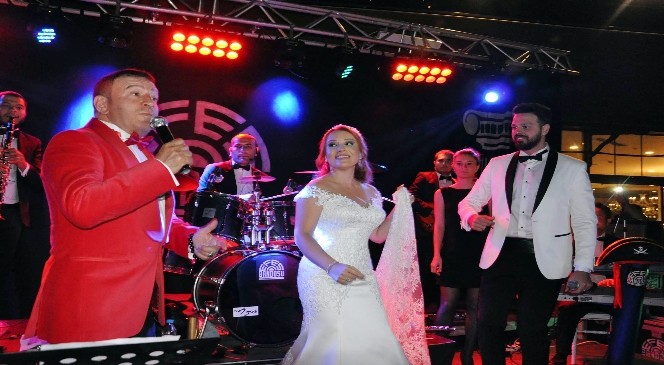Mustafa Topaloğlu oğlunu Kuşadası'nda evlendirdi