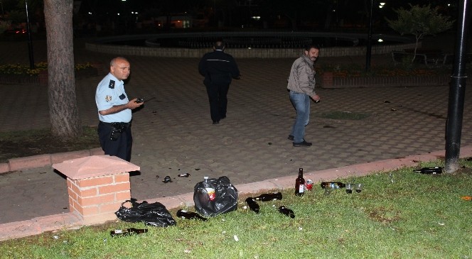 Parkta alkol alan üniversiteliler polisi bıktırdı