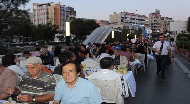 Yüzlerce kişi mehter marşı eşliğinde aynı sofrada iftar yaptı