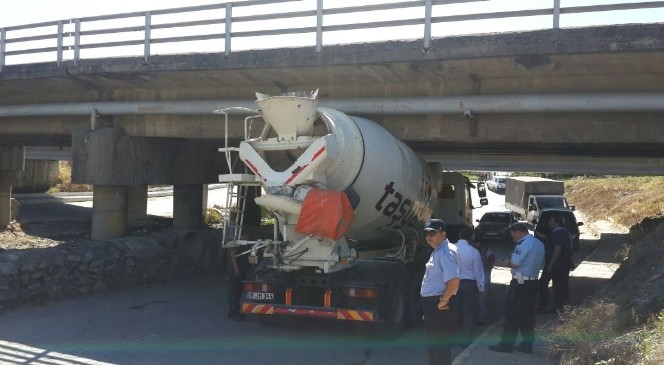 Söke'de beton mikseri köprünün altına sıkıştı