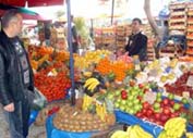 Yaz meyveleri tezgahlarda