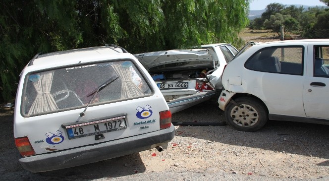 Aşırı hız yapınca park halindeki araçları ezdi